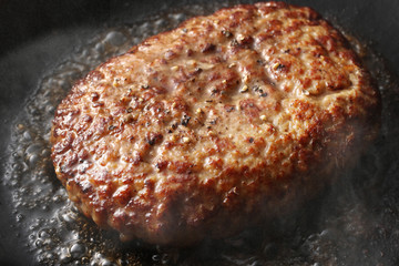 	焼いているハンバーグとお皿に持ったハンバーグ