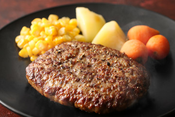	焼いているハンバーグとお皿に持ったハンバーグ
