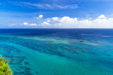伊良部島の断崖から美しいサンゴ礁の海