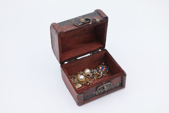 Cofre de madera con joyas