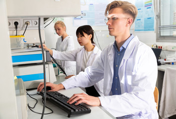 Obraz premium Students engaged in research at lab