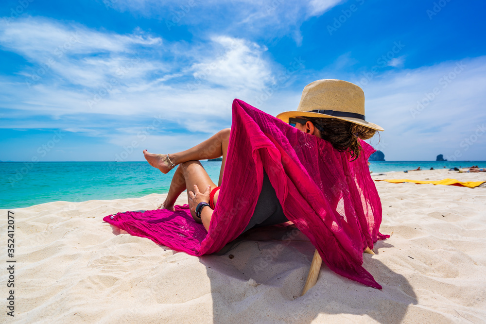 Poster Young woman on the white sand beach