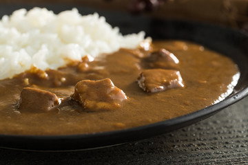 じっくり煮込んだ豚角煮カレーのアップ