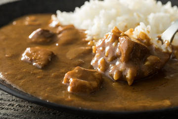 じっくり煮込んだ豚角煮カレーのアップ