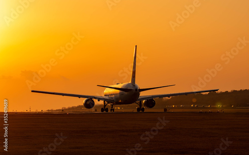 最高に美しい夕焼け空に飛行する航空機のシルエット写真 飛行機のシルエット 幸せ飛行 日本 Silhouette Photo Of An Aircraft Flying In The Most Beautiful Sunset Sky Airplane Silhouette Happy Flight Japan Wall Mural Korokichi Kun