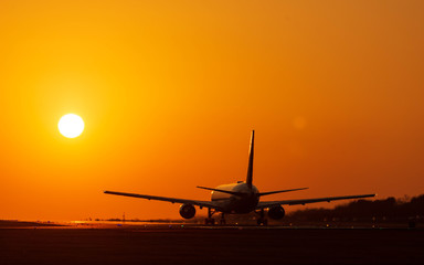 Fototapeta na wymiar 最高に美しい夕焼け空に飛行する航空機のシルエット写真 飛行機のシルエット 幸せ飛行 日本 Silhouette photo of an aircraft flying in the most beautiful sunset sky Airplane silhouette Happy flight Japan