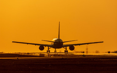 Fototapeta na wymiar 最高に美しい夕焼け空に飛行する航空機のシルエット写真 飛行機のシルエット 幸せ飛行 日本 Silhouette photo of an aircraft flying in the most beautiful sunset sky Airplane silhouette Happy flight Japan