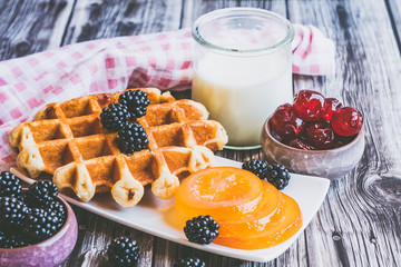 Petit déjeuner avec gaufre fruits et verre de lait