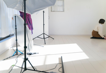 スタジオ撮影イメージ　座るモデル