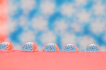 水滴の中に花柄の千代紙を映し出しました