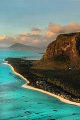 Foto auf Acrylglas Le Morne, Mauritius Erstaunliche Aussicht auf Le Morne Brabant bei Sonnenuntergang. Insel Mauritius