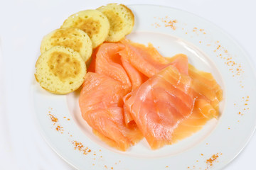 tranches de saumon fumé et blinis