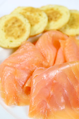 tranches de saumon fumé et blinis