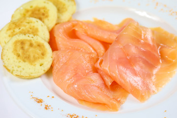 tranches de saumon fumé et blinis