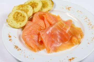tranches de saumon fumé et blinis