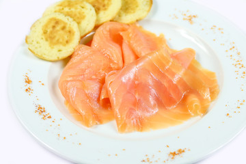 tranches de saumon fumé et blinis