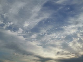 Nubes y cielo azul