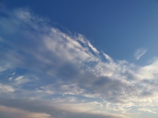 Naklejka na ściany i meble Nubes y cielo azul