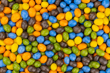 Fototapeta na wymiar Chocolate coated peanuts (close up; selective focus)