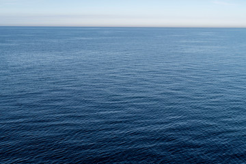 Obraz premium Ruhige Blaue Meeresoberfläche auf der Ostsee 