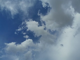 Nubes y cielo azul