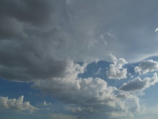 Nubes y cielo azul