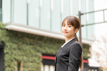 スーツ姿の女性