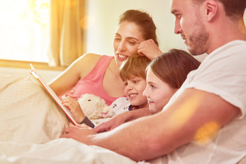 Kinder in Familie bekommen Buch vorgelesen