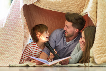 Junge erschreckt Vater und seine Schwester