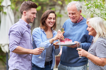 Familie feiert Geburtstag auf einem Gartenfest