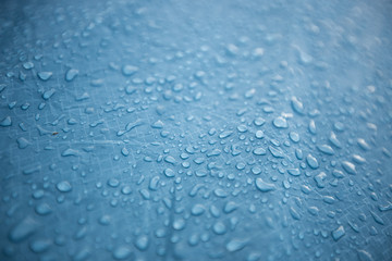 gocce di acqua sopra ad una superficie