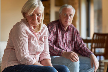 Frustrierte Seniorin beim Streit mit ihrem Ehemann
