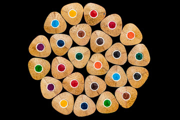 Rückseite von Holzbuntstifte auf schwarzen Hintergrund