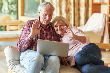Senioren Paar beim Video Chat am Laptop Computer