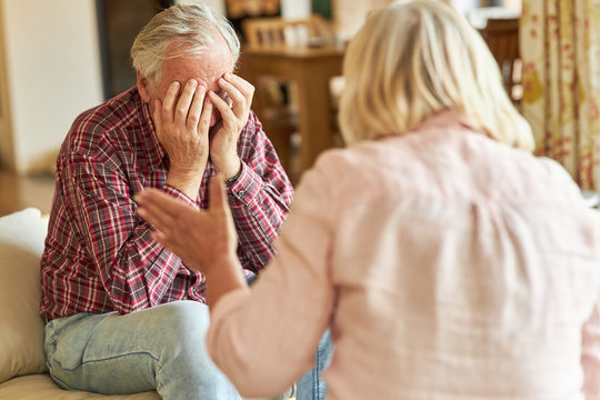 Senioren Paar in einer Ehe Krise bei einem Streit