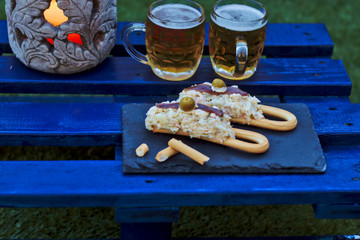 Marinera es una tapa de ensaladilla rusa en una rosquilla de pan con anchoa y aceituna, típica de...