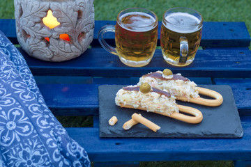 Marinera es una tapa de ensaladilla rusa en una rosquilla de pan con anchoa y aceituna, típica de...