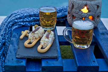 Marinera es una tapa de ensaladilla rusa en una rosquilla de pan con anchoa y aceituna, típica de...