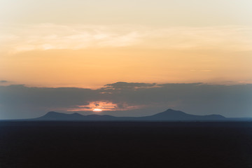 Weite der afrikanischen Savanne bei Sonnenuntergang
