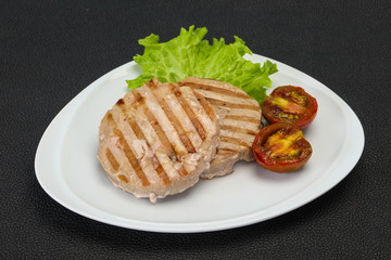 Grilled tuna steak with kumato