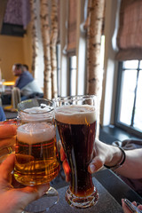 Anstossen mit Bier in der Gastwirtschaft
