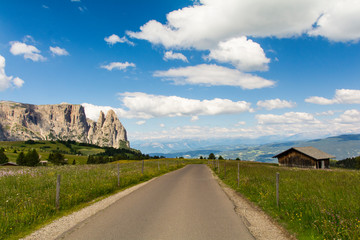 Seiseralm mit Blick auf den Schlern in Südtirol