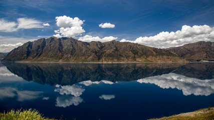 Fototapeta na wymiar Clear Late Afternoon Panorama of Lake Wanaka New Zealand