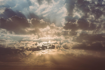 Obraz premium Sonnenuntergang mit Wolken in Afrika