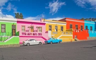 Fotobehang Zuid-Afrika - Kaapstad - De kleurrijke veelkleurige huizen, huisjes en auto& 39 s op een steile straat in de wijk Bo-Kaap, een van de symbolen van Kaapstad © tracker