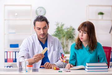 Obraz premium Two doctors colleagues working in the hospital