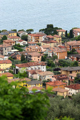 Piękny widok na stare miasto i jezioro Lago di Garda. Czerwony dach.