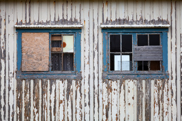 Verwitterte Fassade von einem leerstehenden Holzhaus in Skandinavien