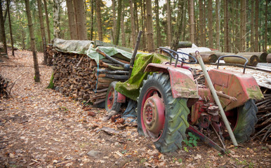 Alter Traktor einsam und verlassen im Wald