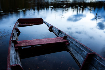 Altes verfallenes Boot an einem See in der Wildnis von Schweden